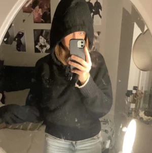 ⚡️STICKAD HOODIE⚡️ - Stickad hoodie med vita detaljer från H&M, något nopprig annars fint skick! Köpt i höstas för ca 400