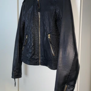 Saint Tropez skinnjacka - Saint Tropez skinnjacka i storlek S. Lite liten i storlek så passar storlek 34-36 och XS-S. Jättesnygg med coola detaljer! Helt oanvänd, säljer pga för liten. Buda privat!