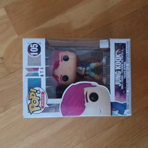 Jungkook POP figure  - Lådan är lite skadad på kanterna då den varit med i en flytt men figuren i sig är i bra skick och varit ur lådan 2 gånger.
