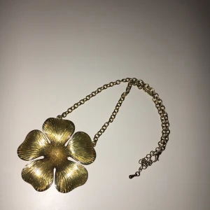 Halsband  - Halsband med motiv blomma 