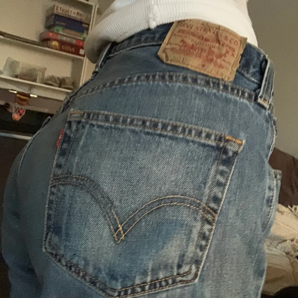 säljer ett par skit snygga Levis jeans jag köpte på beyondretro för nån vecka sen, säljer pga att jag behöver pengar ✨ kan skickas mot fraktkostnad på 63kr! Har även sytt in dem lite i midjan!. Jeans & Byxor.