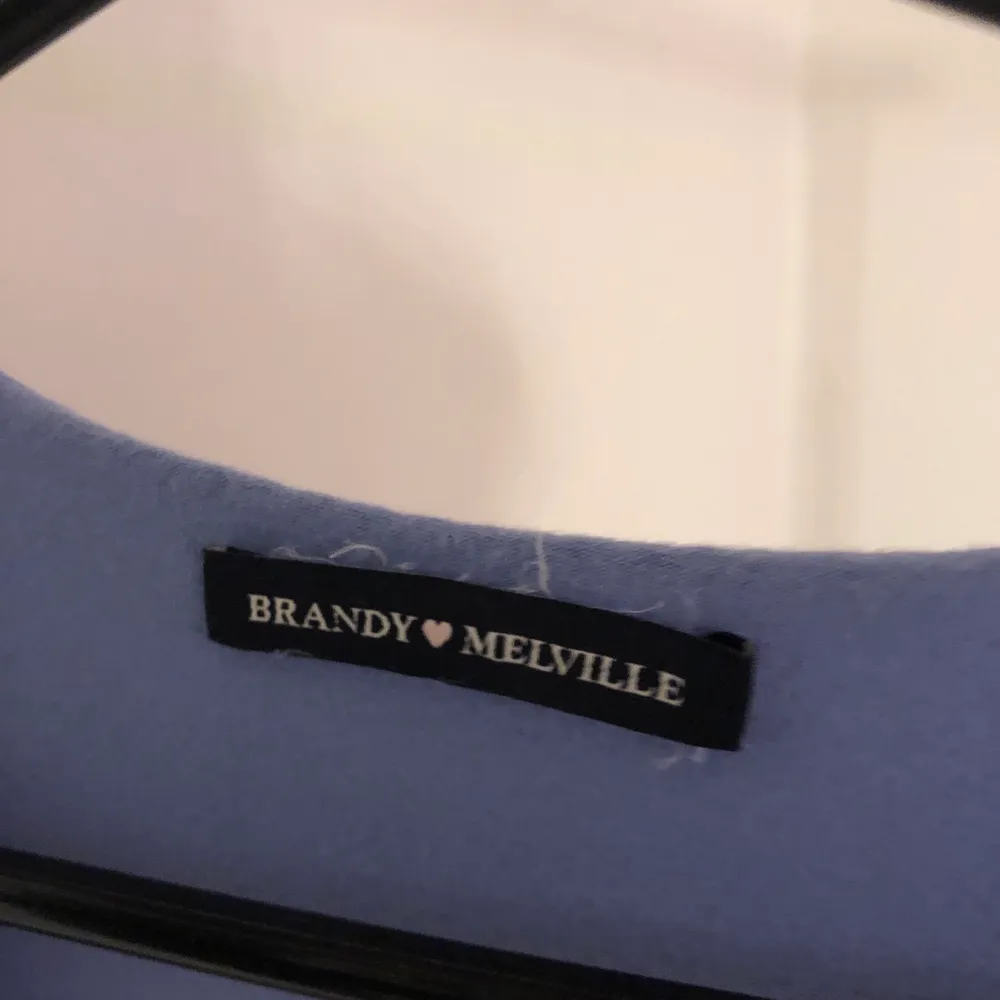 snygg tröja från brandy melville, strechig så passar från XS - M. Skjortor.