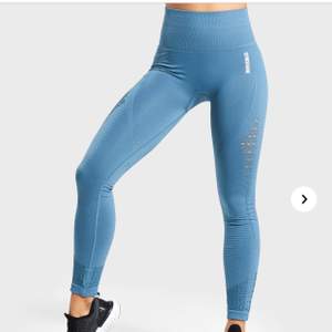 Säljer dessa energy + seamless leggings från gymshark. Storlek XS men skulle säga att dom även passar S. Nypris är 600 kr och dom är helt slutsåld på hemsidan. Jag säljer dom för 250 eller bud över, exklusive frakt☺️
