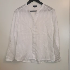 Stockholm vit blus - Vit blua från märket Stockholm. Den har fina randiga mönster med fint fall. Storlek 38