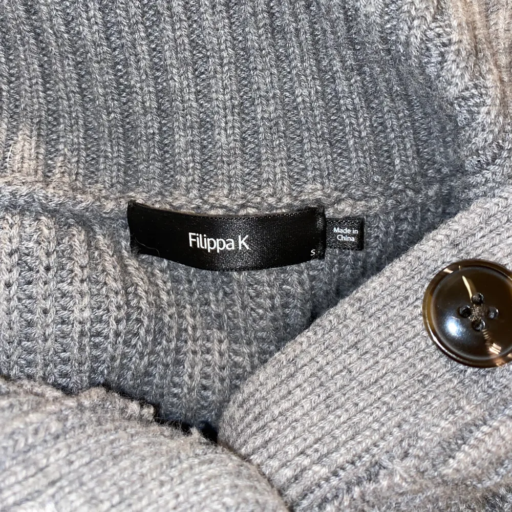 Superfin stickad tröja med knappar från Filippa K i mycket bra skick! Storlek S. . Tröjor & Koftor.