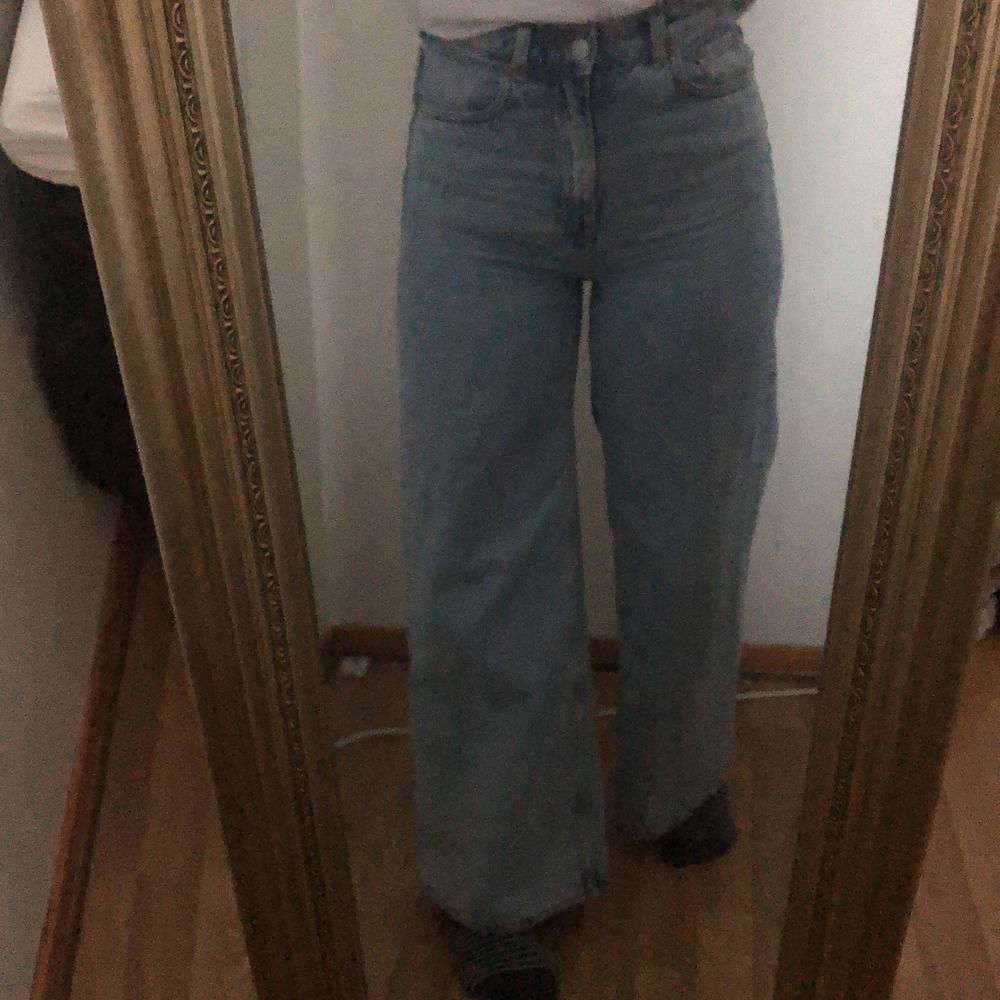 Säljer mina ace jeans från weekday då dom tyvärr inte kommer till användning längre. Jag är ca 160cm och dom lägger sig precis över skorna. Jag brukar även ha storlek 26/27 i jenas dom här är ganska stretchiga. Kom privat för mer bilder. . Jeans & Byxor.
