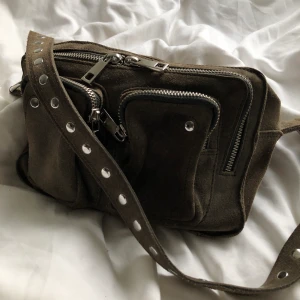 Nunoo- Ellie New Suede Väska - Nunoo bag i grå mocka, köpt för 1500kr. 