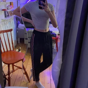 Mjukis byxor - Säljer dessa as sköna mjukis byxor pga inte min stil, dessa är jätte sköna och skicket är fint, det är snygga svart, vita och röda tänder på bägge sidor och den är lite baggy men ändåså raka.