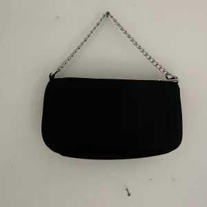 Baguette bag - Köpte denna väska i Sthlm från Gina, men har inte användigt den sen jag kom hem, säljer den nu så den slipper stå i mitt rum och damma