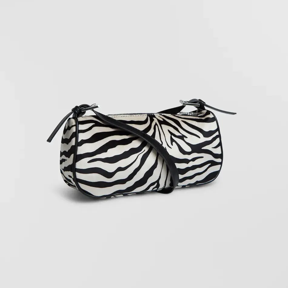 Jätte fin och trendig handväska med zebra print från Ginatricot, jätte bra skick. Jag köpte den för 300kr och dess riktiga namn är ”Amelie bag”, dock är den slutsåld på hemsidan. Måtten är: 22*15*5 cm.💓. Väskor.