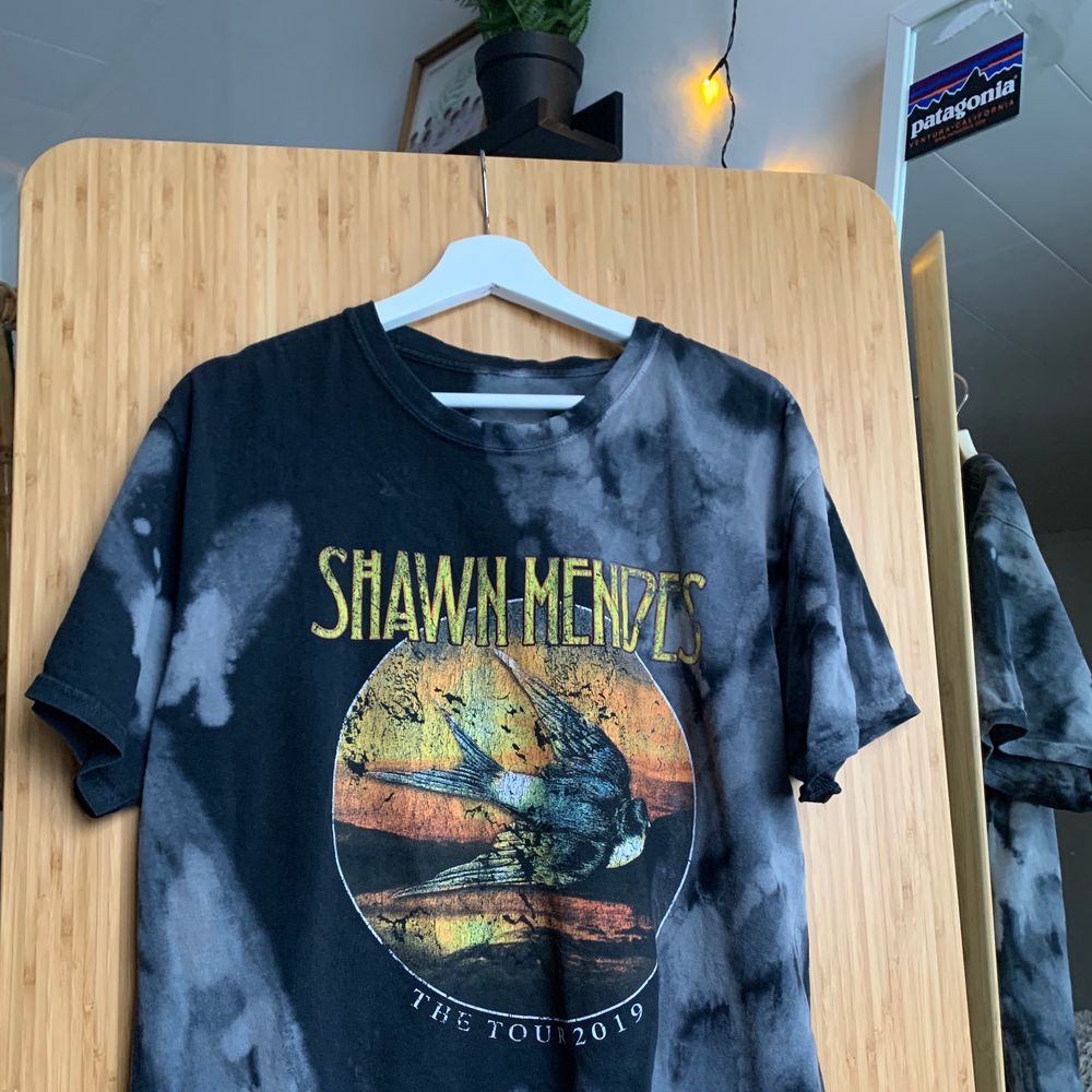 Äkta retro looking Shawn mendes merch, köpt på hans konsert 2018 i Sverige, skriv privat om du är intresserad eller har fler funderingar<3. T-shirts.