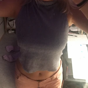 Lila topp - Lila topp köpt för länge sedan, säljer för 75 kronor, buda, storlek ungefär XS