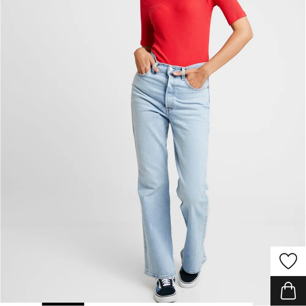 Jättefina jeans från levis som tyvärr är för stora för mig, flitigt använda. Köpta för ca 1200, säljer för 500kr + frakt. Jeans & Byxor.