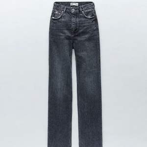 Jättefina grå jeans från zara🤩🙌🏽. Slutsålda på hemsidan. Jättebra skick, inte alls använda många gånger🤟🏽😁. Storlek 36. Skriv för fler bilder🌟Om fler är intresserade blir det budgivning. Högsta bud 360kr