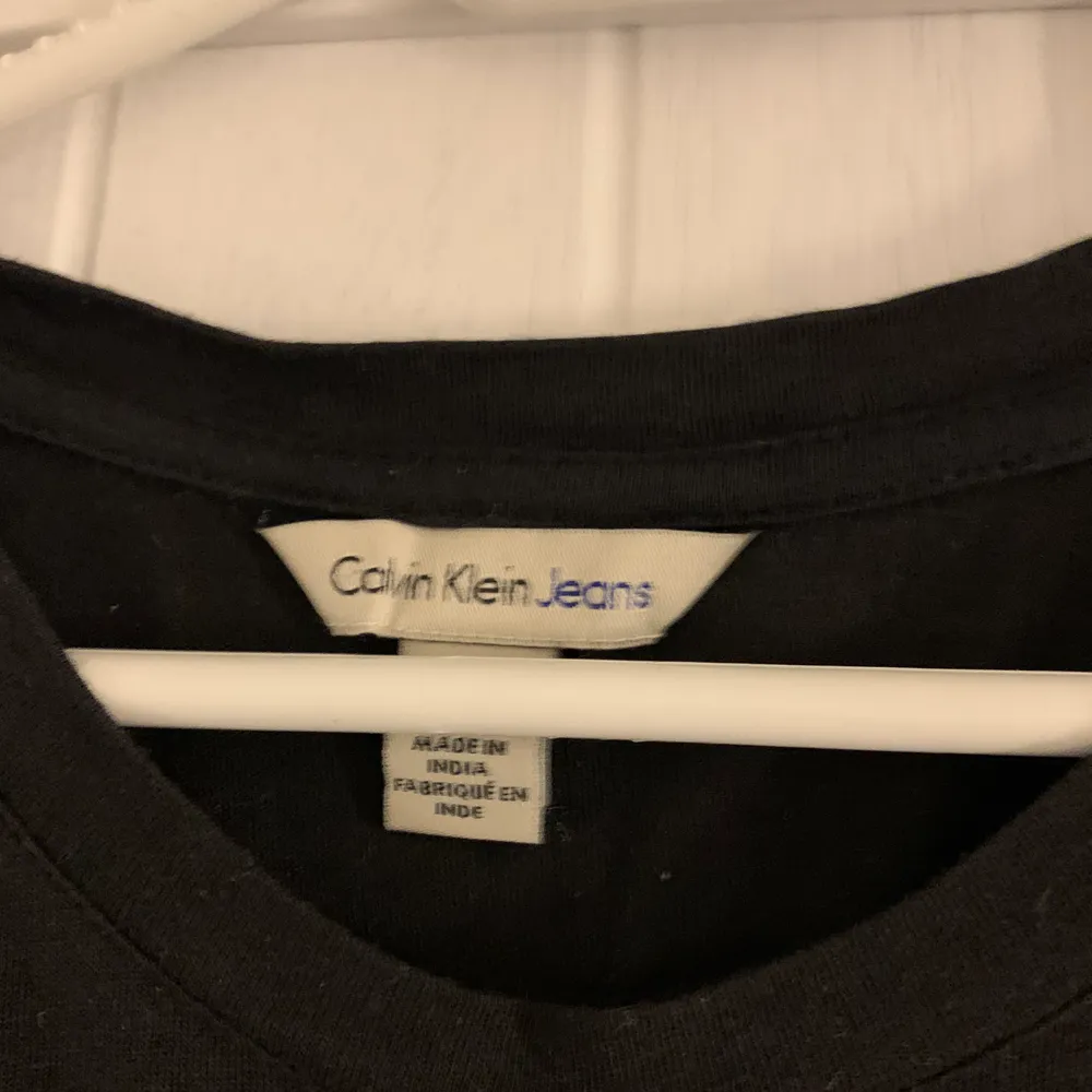 Jättefin Calvin Klein t-shirt, Är XS i storleken passar S ganska bra också, väldigt bekväm men ändå fin, köparen förstå för frakt och pris kan diskuteras och sänkas om rimligt. T-shirts.