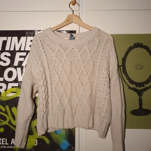 Beige stickad tröja - Jättefin beige stickad tröja. Passar bra både till sommar och vinter. Rätt oversized. Köparen står för frakten. Samfrakt erbjuds.