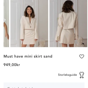 Must have mini skrit-SAND DJERF AVENUE - Fiiiinaste kjolen jag äger men tyvärr för liten. Strl 34, skrynklig just nu med de löser jag innan jag skickar. Köparen står för frakten