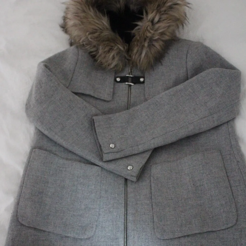 Super Nice warm coat from Zara! It’s been worn but no stains or holes, so it’s a great condition! The size is L but can be fine for a M. The price is negotiable, so feel free to send me a message to discuss or if you want more information/pictures!☺️. Jackor.