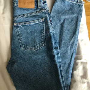 Supersnygga jeans från zara. Aldrig använda! Säljer för att de är för små. Köparen står för frakten. Säljer dem för 150kr styck men 250 för båda. Är dock öppen för förhandling🌸💕💓