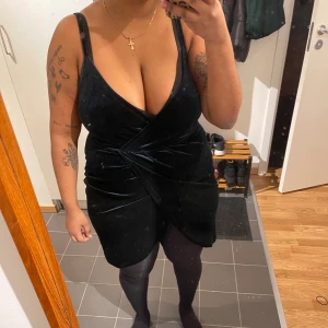 Fin klänning i mörkgrön sammet strl S - Oanvänt skick. Djup urringning, mest för att axelbanden är lite långa för min korta kropp.