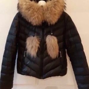 Hollies jacka storlek 34/36 - Hej, jag säljer denna   Hollies jacka den är  liten för mig       jag  köpte den begagnad från blocket. Jackan är ÄKTA  Säljes  billigt  pågrund av att den  är lite sliten på armarna men det är inget man tänker på knappt använd   Den  är jätte fin och ren passar perfekt till vintern storlek 34   (Pälstoffsarna följer inte med! ) pris :500kr