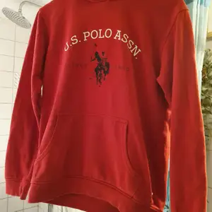 En vintage unique tröja från Polo Assan .l bra skick och passar till båda kön. Stk xxs_m.finns fler bilder och köpare står på frakt. Bud I kommenterna men inte under 300.