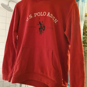 US polo Assan tröja  - En vintage unique tröja från Polo Assan .l bra skick och passar till båda kön. Stk xxs_m.finns fler bilder och köpare står på frakt. Bud I kommenterna men inte under 300.