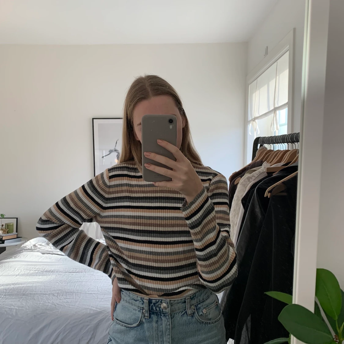 Svart, beige, vit randig turtleneck från Beyond Retro. St: S