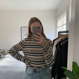 Svart, beige, vit randig turtleneck från Beyond Retro. St: S - Fin beige, svart, vit randig turtleneck från Beyond Retro. Passar storleken S. Frakt Inger ej i priset. Buda i kommentarsfältet ☕️🌸