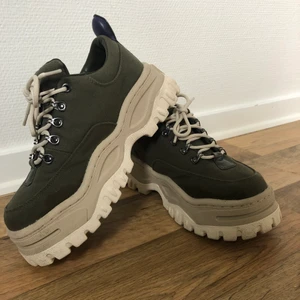 Eytys Angel Canvas strlk 39 - Jag säljer ett par Eytys Angel Canvas. Endast använda ett fåtal gånger, som nya. Finns ej i denna färg på Eytys hemsida längre. Dustbag och kartong ingår vid köp! (Kvitto kan fås)  Nypris: 2400:- Mitt pris: 1800:-  Pris kan diskuteras! Vill att dessa änglar ska komma till användning👟 