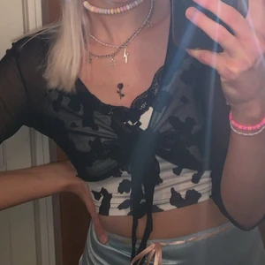 Y2k kofta - Säljer nu denna 2000-tals koftan jag använt 1 gång som är Köpt second hand! Den är i mesh tyg och är därför stretchig, man knyter den ifram så därför passar den även många storlekar. På bilden ser ni hur den sitter på mig som vanligtvis har S (säljer även toppen under)