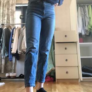 Blå skitsnygga raka jeans från hm som tyvärr ha blivit för små använda men fint skick💞köparen står för frakt! kontakta för fler bilder 