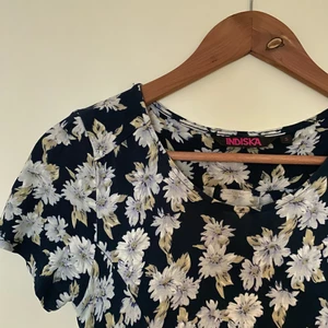 Sommarklänning med blommor - Sommarklänning med blommor i superfin passform!! Storlek S, men stretchigt material så passar även mig som är M :) ÄLSKAR den här klänningen men måste göra plats i garderoben