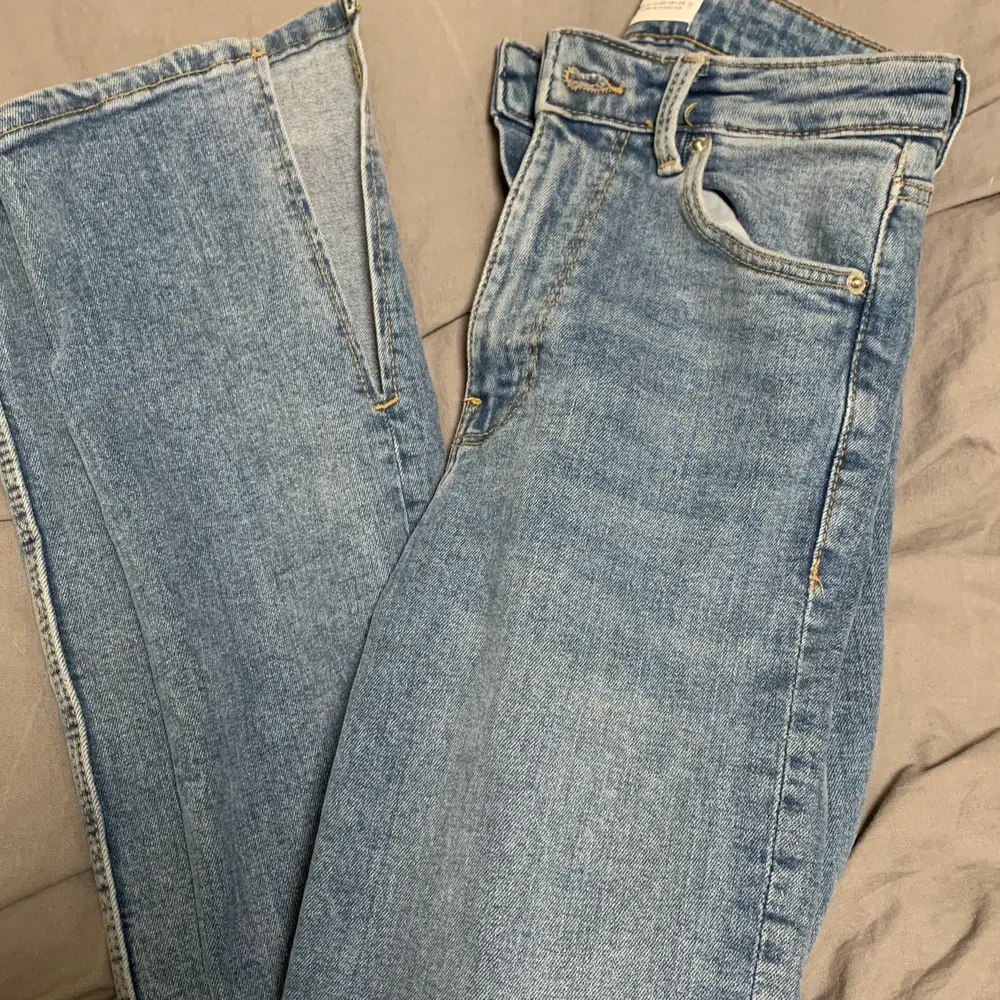 Trendiga AS snygga jeans med slit. Från Zara storlek 34. Säljer pga att jag köpte plagget utan att prova. Därav att de är för små! Frakten betalas av köparen. Pris kan diskuteras!. Jeans & Byxor.