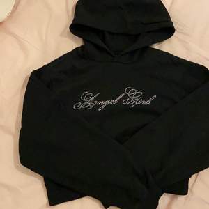Jättefin hoodie som är helt slutsåld både online och i butik! Anledningen till varför jag säljer är för att den börjar bli för liten:( Frakt tillkommer. 