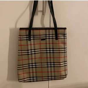 Tygväska - Burberry imitation, oandvänd och bra skick🧚🏼🧚🏼