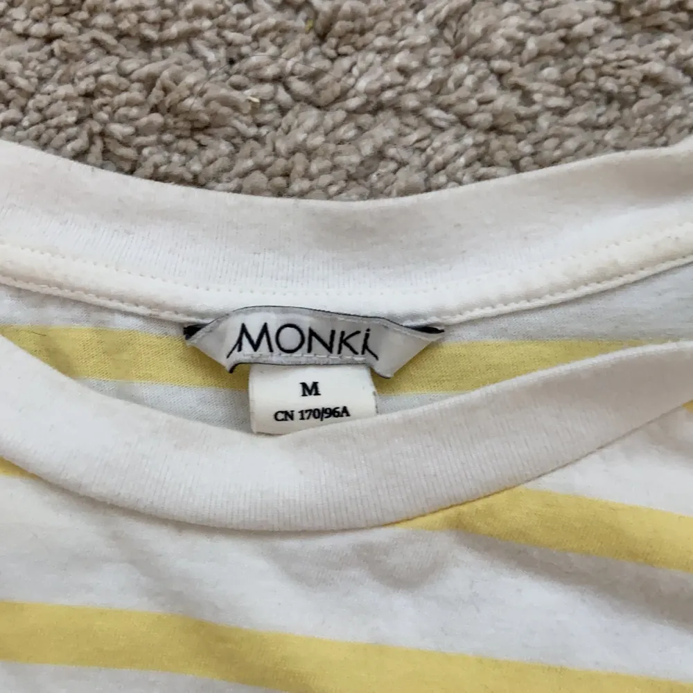 Så gullig croptop från Monki i superbra skick!💖 sitter snyggt oversized också! Frakt-48kr. T-shirts.
