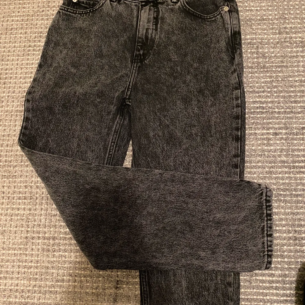 🖤Jag säljer mina grå raka jeans från nakd då de inte används längre. De sitter väldigt bra och är en väldigt fin grå färg 🖤 Nypris 399 mitt pris 169 exklusive frakt . Jeans & Byxor.