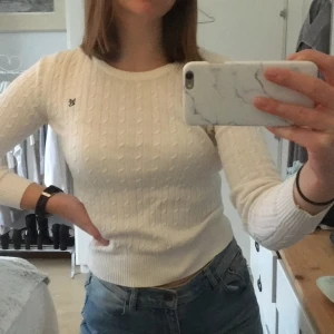 Stickad tröja  - Vit stickad tröja, med detalj på vänster bröst