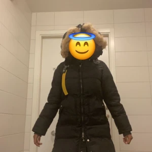 Parajumper vinterjacka - Säljer denna fina parajumper som är ett år gammal använder inte den så mycket 