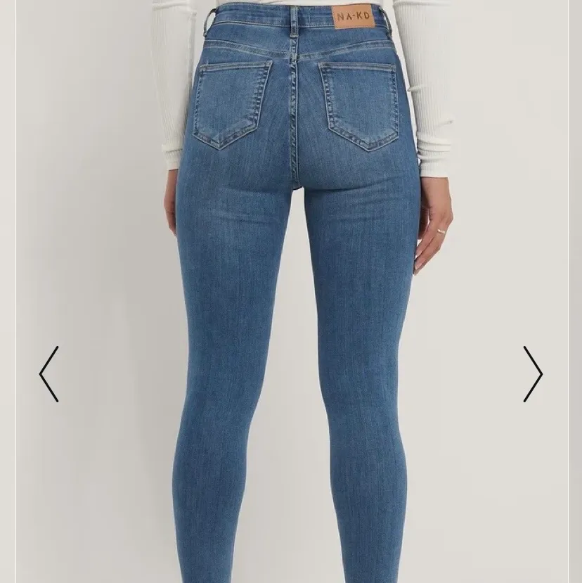 Oanvända jeans med slitningar nedtill från Nakd. Jeans & Byxor.