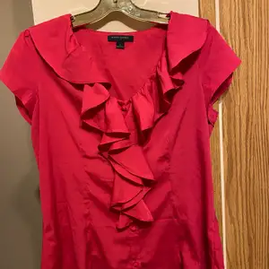 I am selling the blouse, because i don’t used It anymore, it’s almost new, the size is medium and the brand is banana republic.