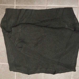 Svart stickad tröja/magtröja  - Det är en svart magtröja med lite vida armar och over size med en fin urringning som jag inte riktigt tyckte om.
