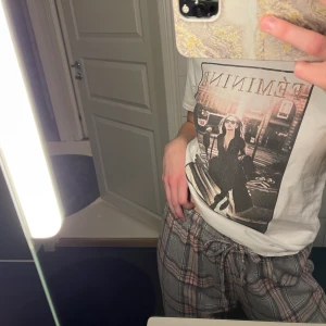 T-shirt med tryck  - Säljer denna superfina T-shirt från H&M! sparsamt använd 💕 T-shirten är i storlek XS men sitter som ovan visat på mig som egentligen är en S 🥰 säljer denna för 50kr eller bud!