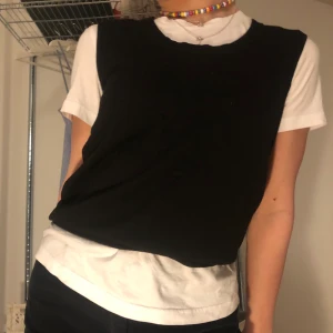 Söt svart väst! - Enkel söt väst som passar till allt!!🧚🏽‍♀️🧚🏽‍♀️🧚🏽‍♀️ köpt på secondhand<3 Står storlek 40 men skulle säga att den är S:)🦋