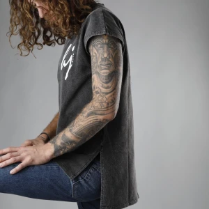 Byhjalte men’s sleeved t-shirt  - Grå killtischa med korta sleeveärmar och slits i sidan. Finns i alla storlekar. Obs ej begagnad så kommer i förpackningen. 