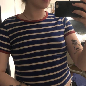 T-shirt från Weekday - En randig t-shirt från weekday. En kortare modell. Frakt 49kr eller mötas i Malmö/Lund.