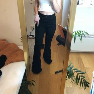 Svarta stretchiga bootcut - Svarta supertretchiga högmidjade bootcutjeans från bikbok. Knappt använda så de är i väldigt bra skick. Köpte dem för 600kr