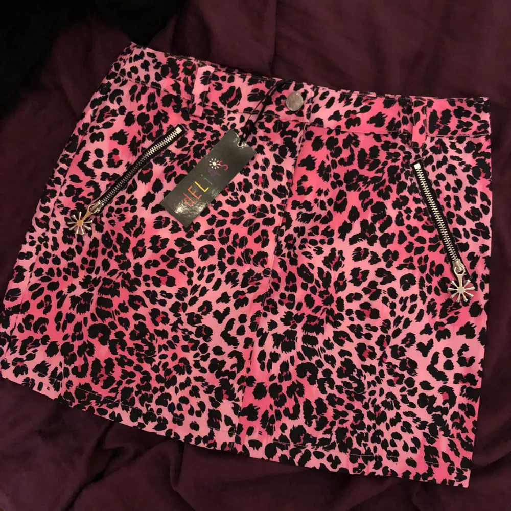 Helt ny leopardmönstrad kjol i rosa med detaljer på fickorna i storlek M, säljare då den tyvärr är i fel storlek. Pris: 143kr + 57kr frakt . Kjolar.