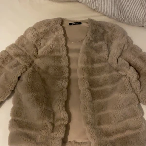 Beige Pälsjacka  - Säljer min beiga pälsjacka ifrån ginatricot, använd några gånger storlek M , ganska liten i storleken så den skulle kunna passa en S/XS 